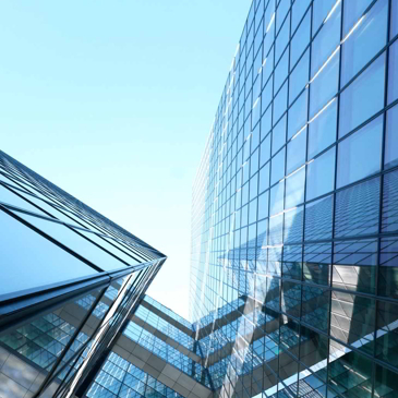 Das vent-Lüftung Bild zeigt eine Glasfassade eines höheren Bürogebäudes